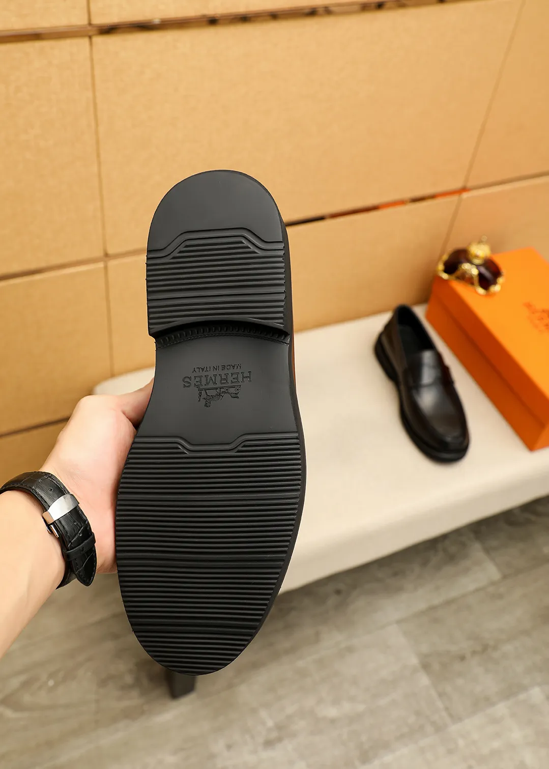 Men's shoes 💰460 💐 Product trademark: HERMES "Hermès" casual leather shoes Regular size: 38-44 (45.46🉑️customized) Product materials: Selected imported first-layer calfskin upper + luxury hardware buckle, imported water-dyed 🐂 cowhide lining. Strong three-dimensional visual effect, foam outsole Color: 4⃣️colors available